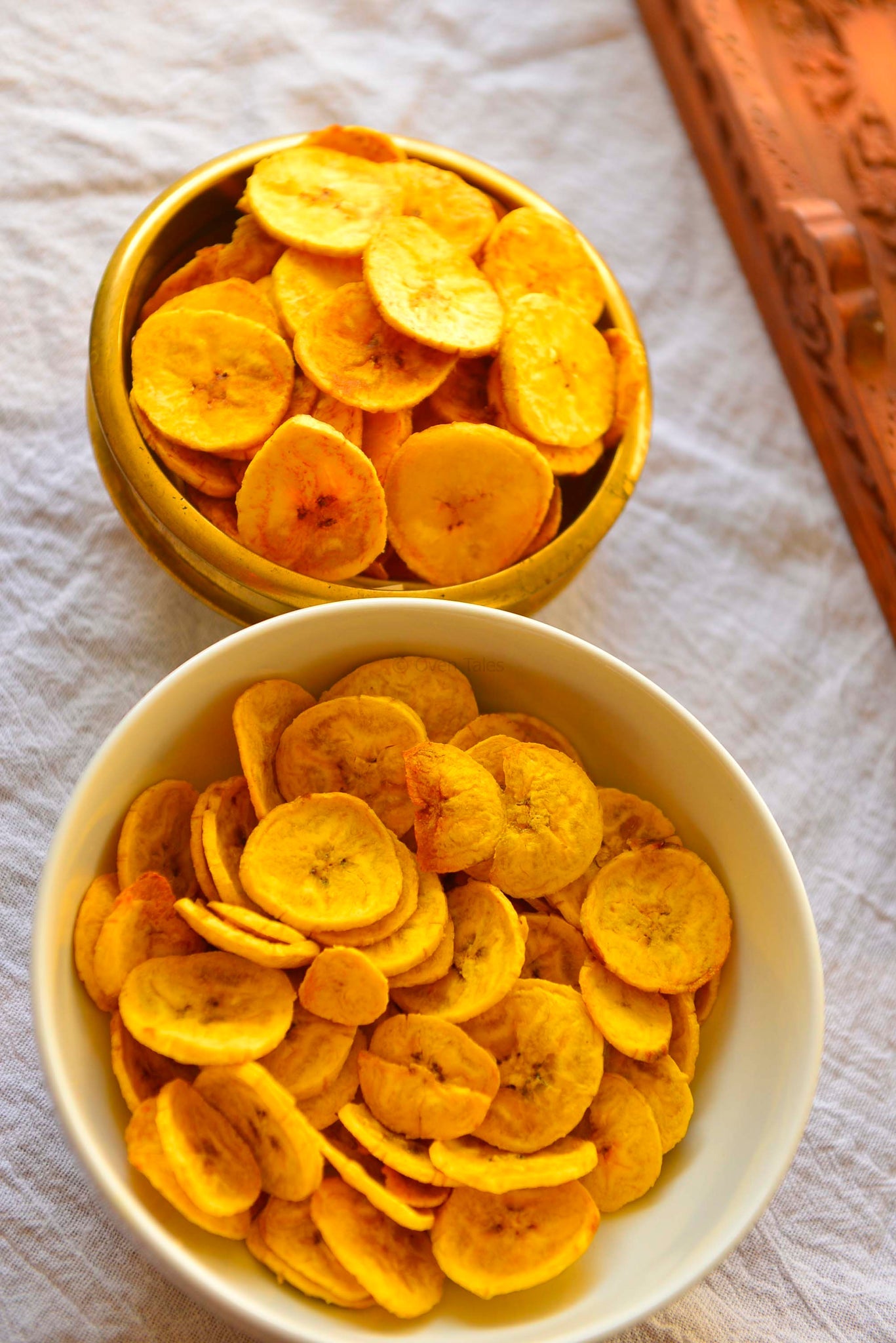 Plantain chips, crispy, and salty banana chips for dipping and parties, family size jar 22.93oz 650g