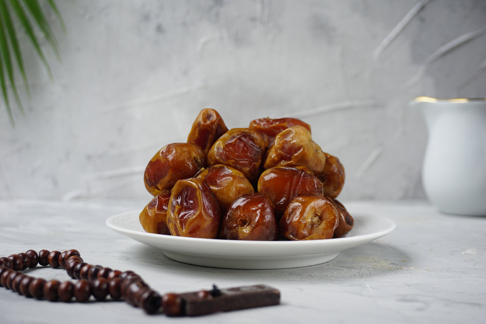 Dates | Al Madina Dates | Sukkary Dates (AlQassim) | Super fresh | Delicious and Nutritious | Product of Saudi Arabia | Dates with pits | 1kg | 2.2lbs